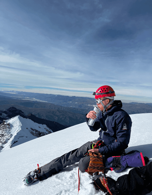Marin en ascension d'un sommet au Pérou